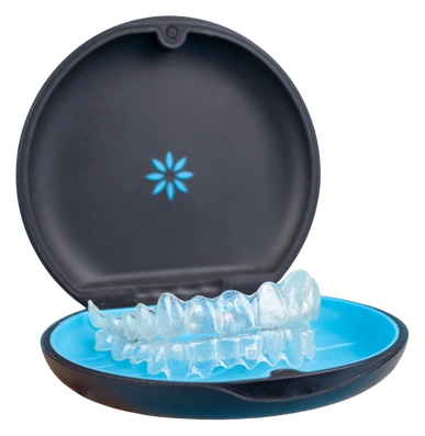 Gjennomsiktige Invisalign-skinner i oppbevaringsetui