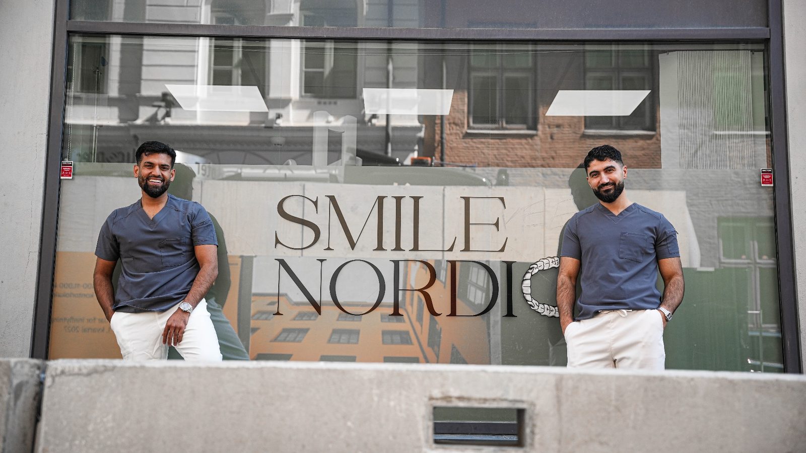 Tannlegene bak Smile Nordic foran klinikken i Dronningens gate i Oslo